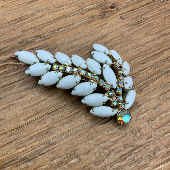 Milk Glass Vintage Marquise Shaped Stones Aurora Borealis Gold Tone Leaf Brooch - Picture 3 of 7
